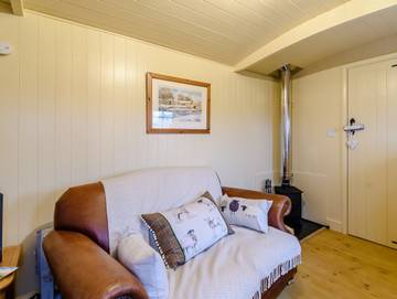 Log Cabin for 2 People in Wakefield, West Yorkshire, Photo 4