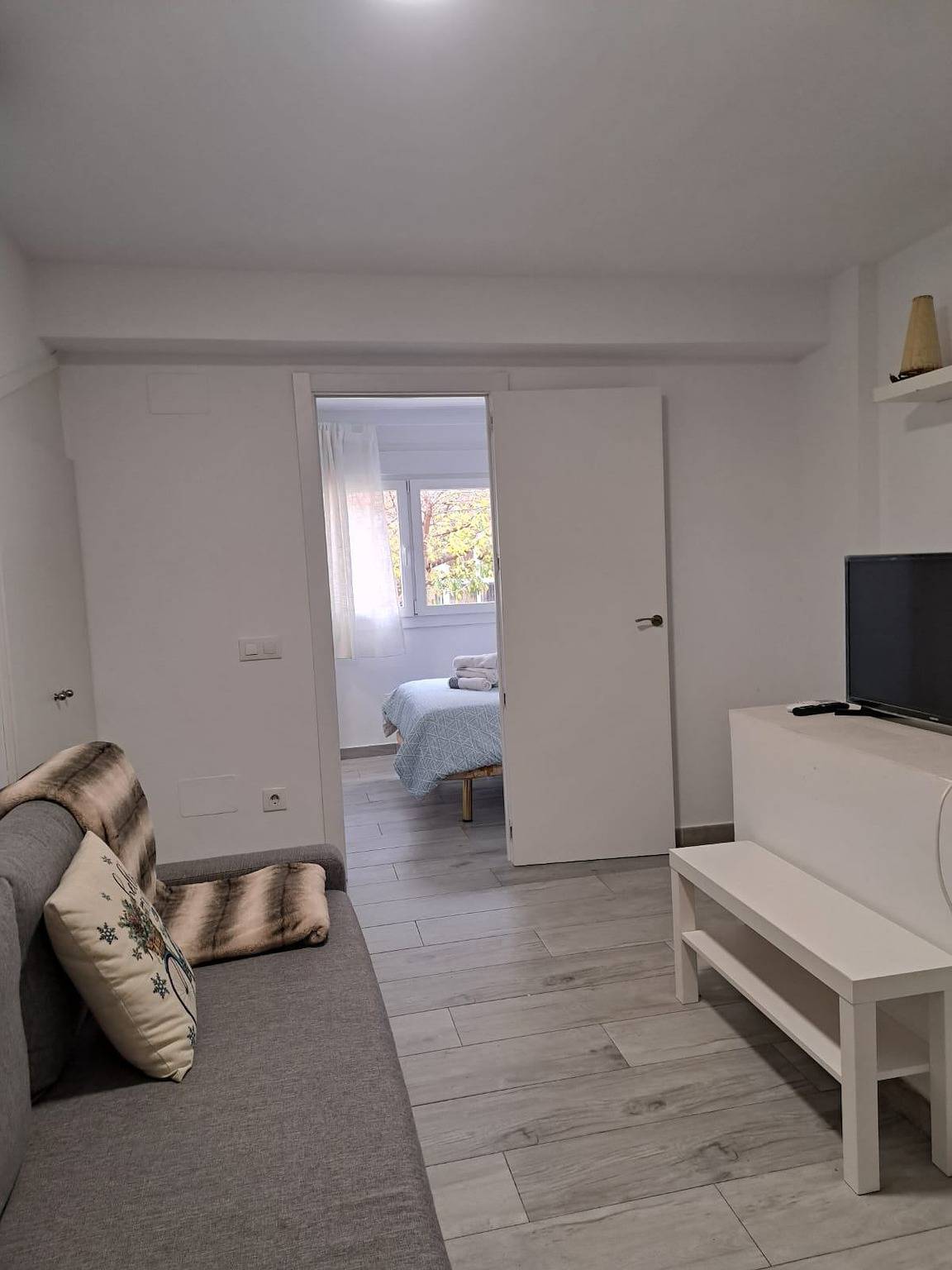 Entire holiday apartment, Charming Apartment up to 4 persons 3 min to Metro in Fuencarral-El Pardo, Madrid