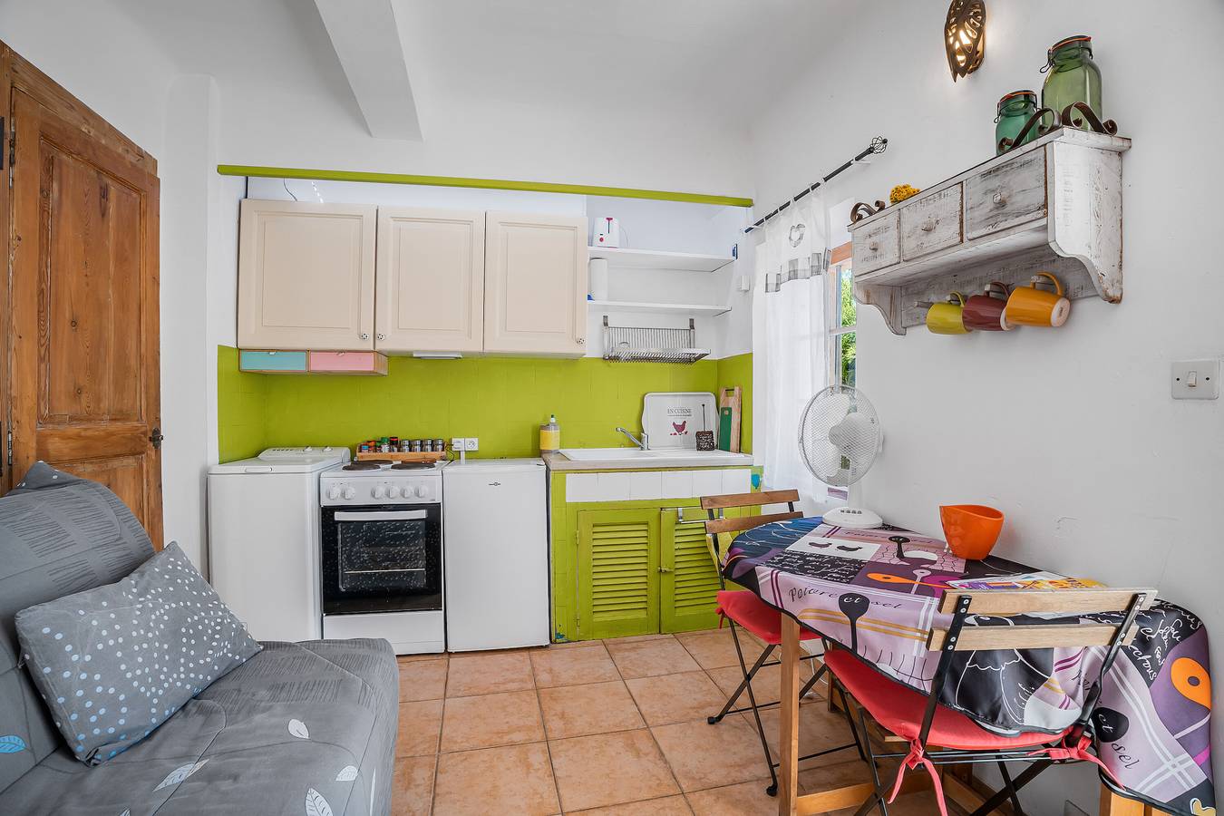 Entire apartment, Apartment 'Bastidon La Deprat' with Private Terrace and Private Garden in Sanary-sur-Mer, Toulon region