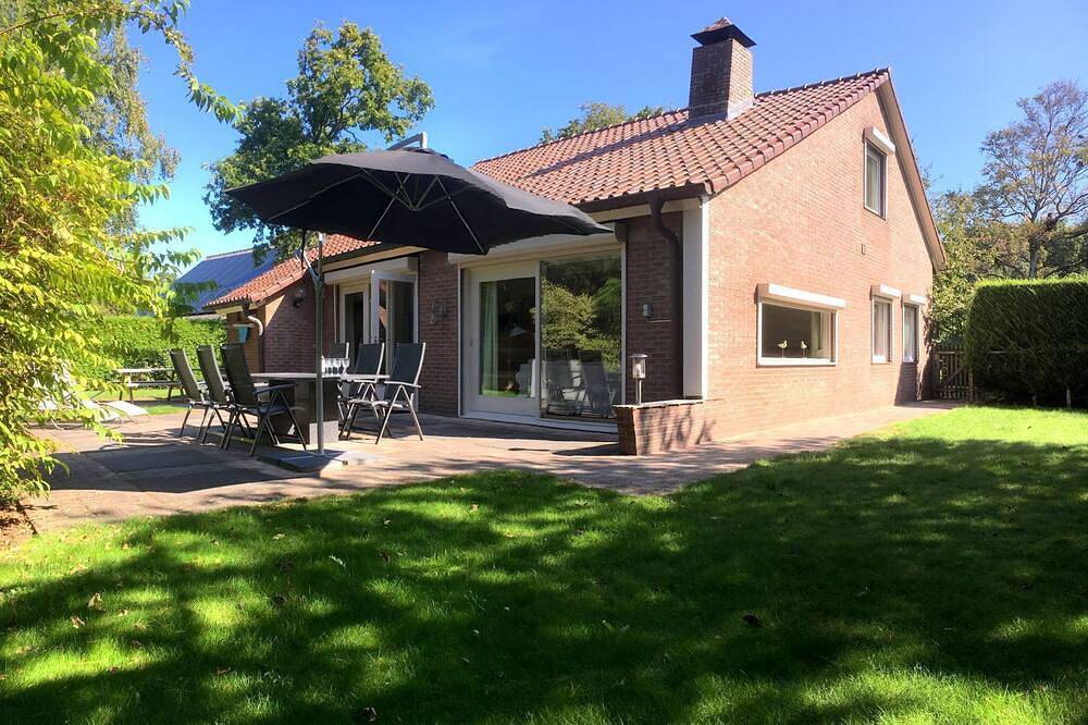 Geräumiges und komfortabel eingerichtetes Familienhaus, 10 Min zu Fuß zum Strand in Renesse Strand, Renesse