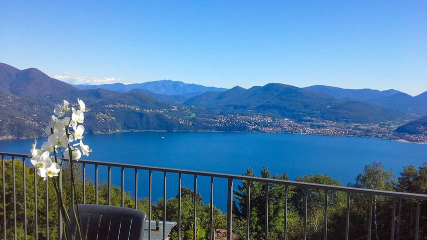 Entire apartment, Holiday apartment for 9 people with lake view in Viggiona, Trarego Viggiona