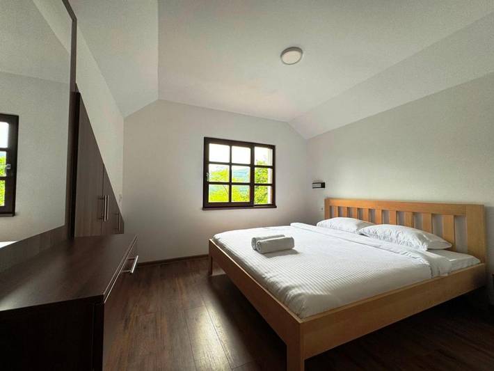 Location de vacances pour 2 personnes, avec terrasse ainsi que vue et jardin à Despotovac - 2