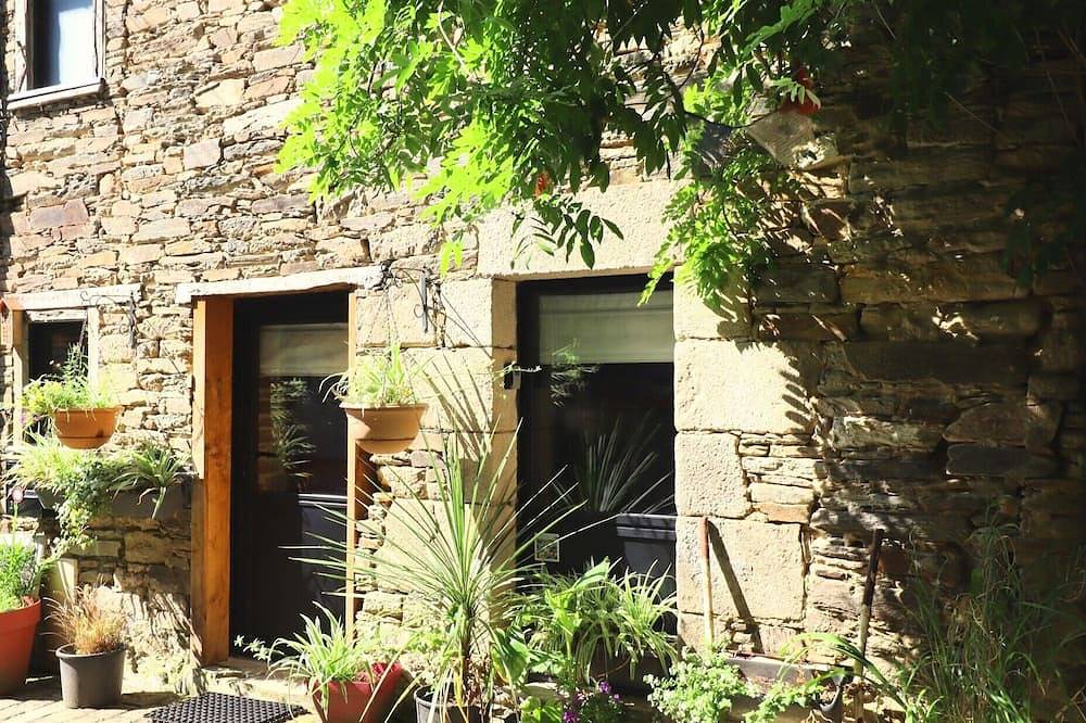 In the heart of the historic district in Lannion, Ceinture Dorée