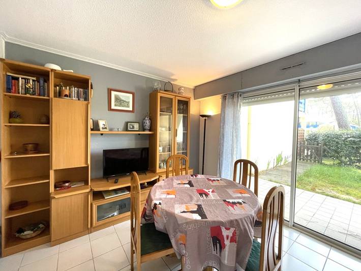Appartement de vacances pour 4 personnes, avec piscine ainsi que jardin et vue sur le lac, animaux acceptés