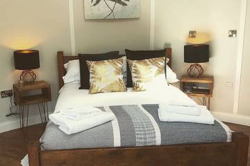 Log Cabin for 4 People in Cornwall, South West England, Photo 3