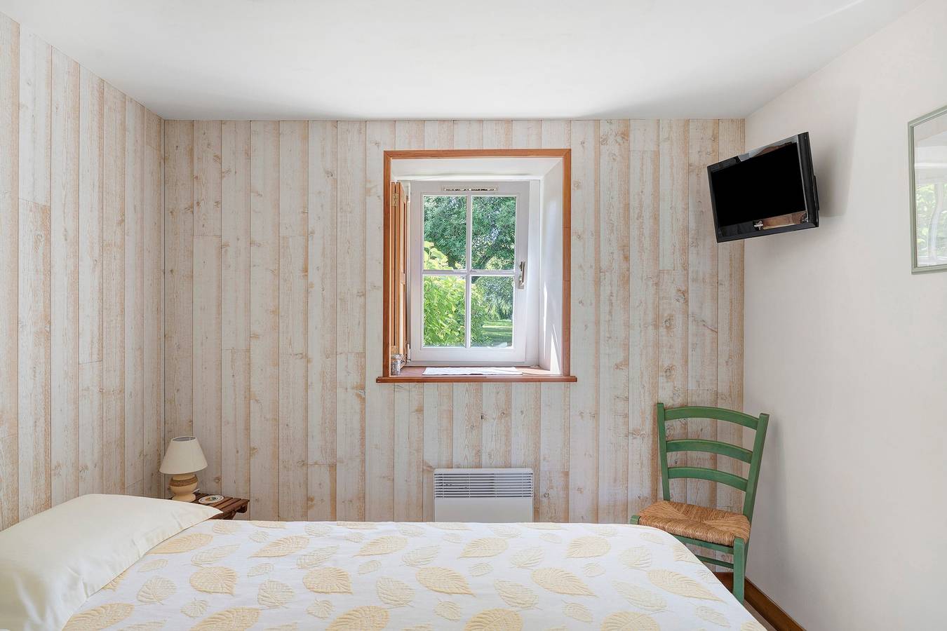 Gästezimmer „Les Hortensias“ mit gemeinsamer Terrasse, Garten und Wlan in Cancale, Mont-Saint-Michel-Bucht