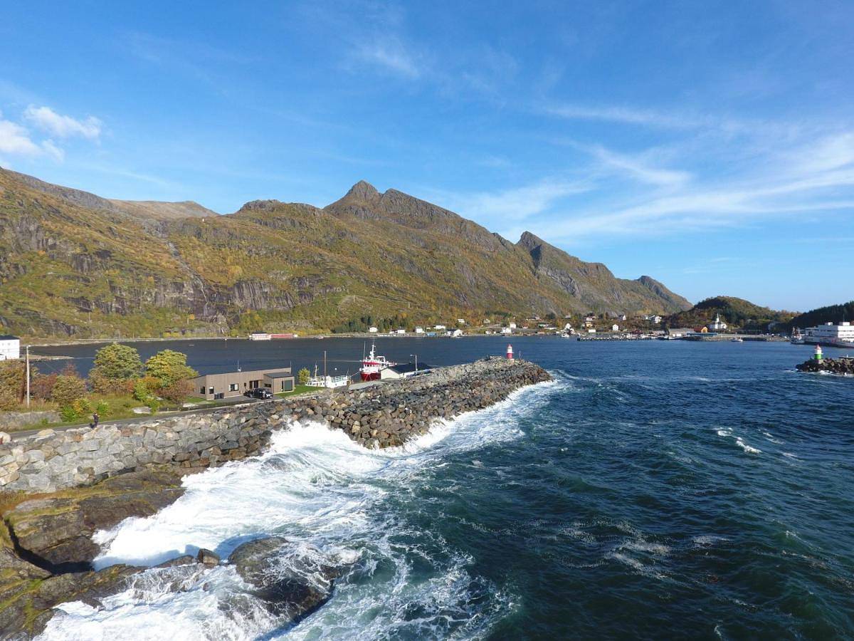 Waterfront Villa with Private Dock in Lofoten in Moskenes 
