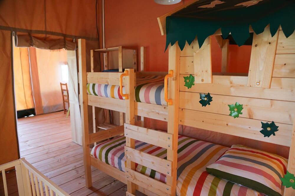 Lodge Tent Prestige, swimmingpool and near all attractions of Dordogne in Jayac, Périgord Noir