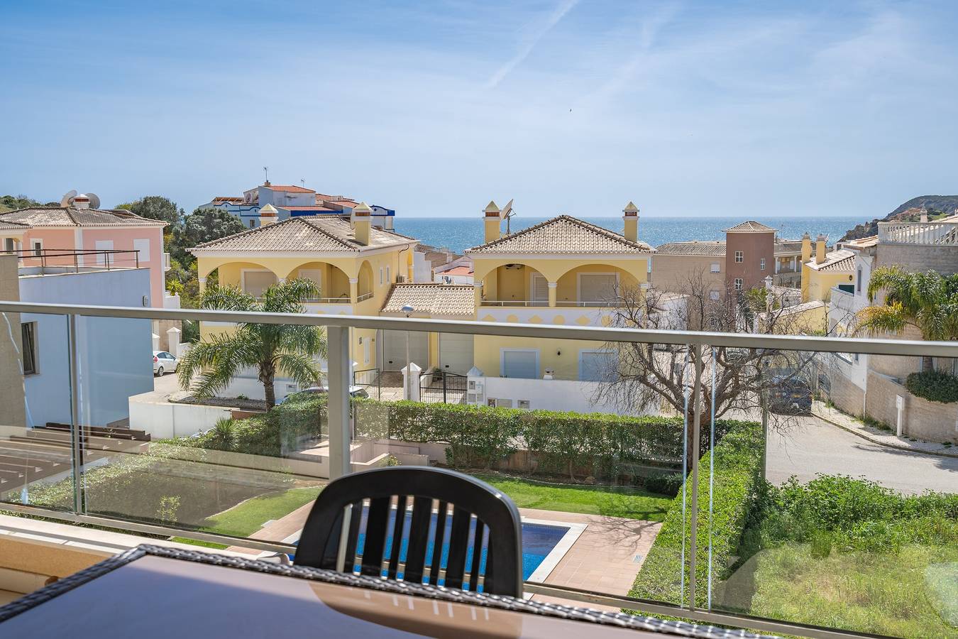 Entire apartment, Apartment 'Brightness Comfort In Burgau' with Sea View, Wi-Fi and Air Conditioning in Praia do Burgau, Faro District