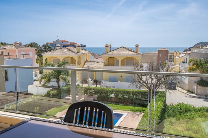 Entire apartment, Apartment 'Brightness Comfort In Burgau' with Sea View, Wi-Fi and Air Conditioning in Praia do Burgau, Luz