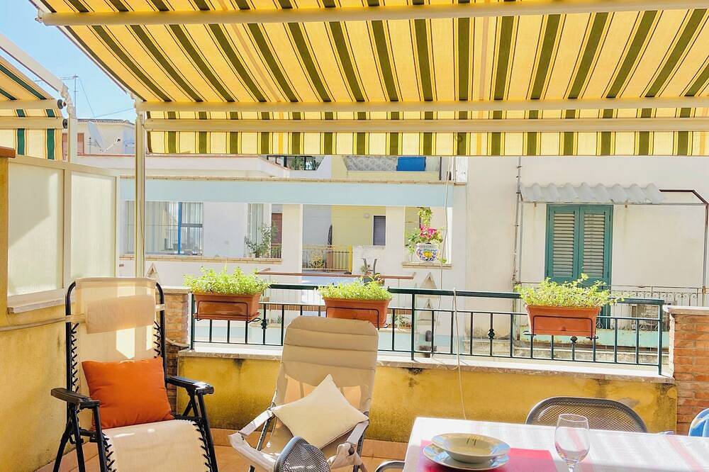 Appartamento intero, Charming 2-bedroom apartment with Ac, Wifi in beachfront Letojanni near Taormina in Letojanni, Provincia di Messina