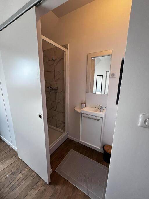 La maison des voyageurs avec grand parking privé -calme et sérénité in Chevincourt, Oise
