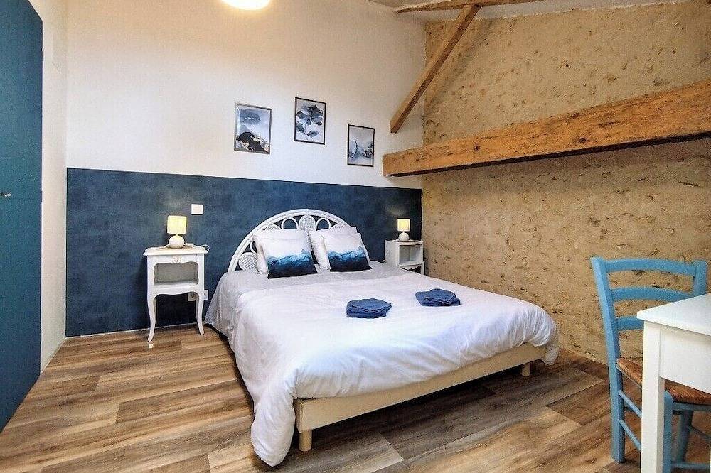 L'Orée des Bois, 40 pers été/28 pers hiver 3 gites Piscine/Sauna/Jacuzzi in Celle-Lévescault, Vienne (France)