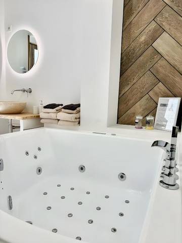 Gîte pour 2 personnes, avec jacuzzi et balcon à Montfrin