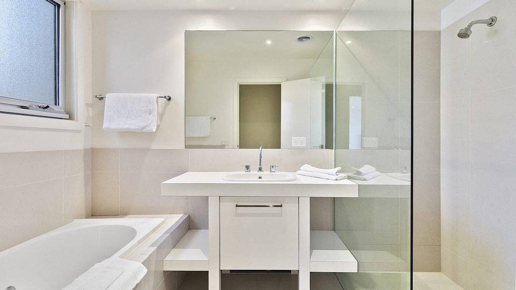 Sunhaven - 200 m vom Strand entfernt, mehrere Wohnräume, modernes Design in Lorne, Great Ocean Road