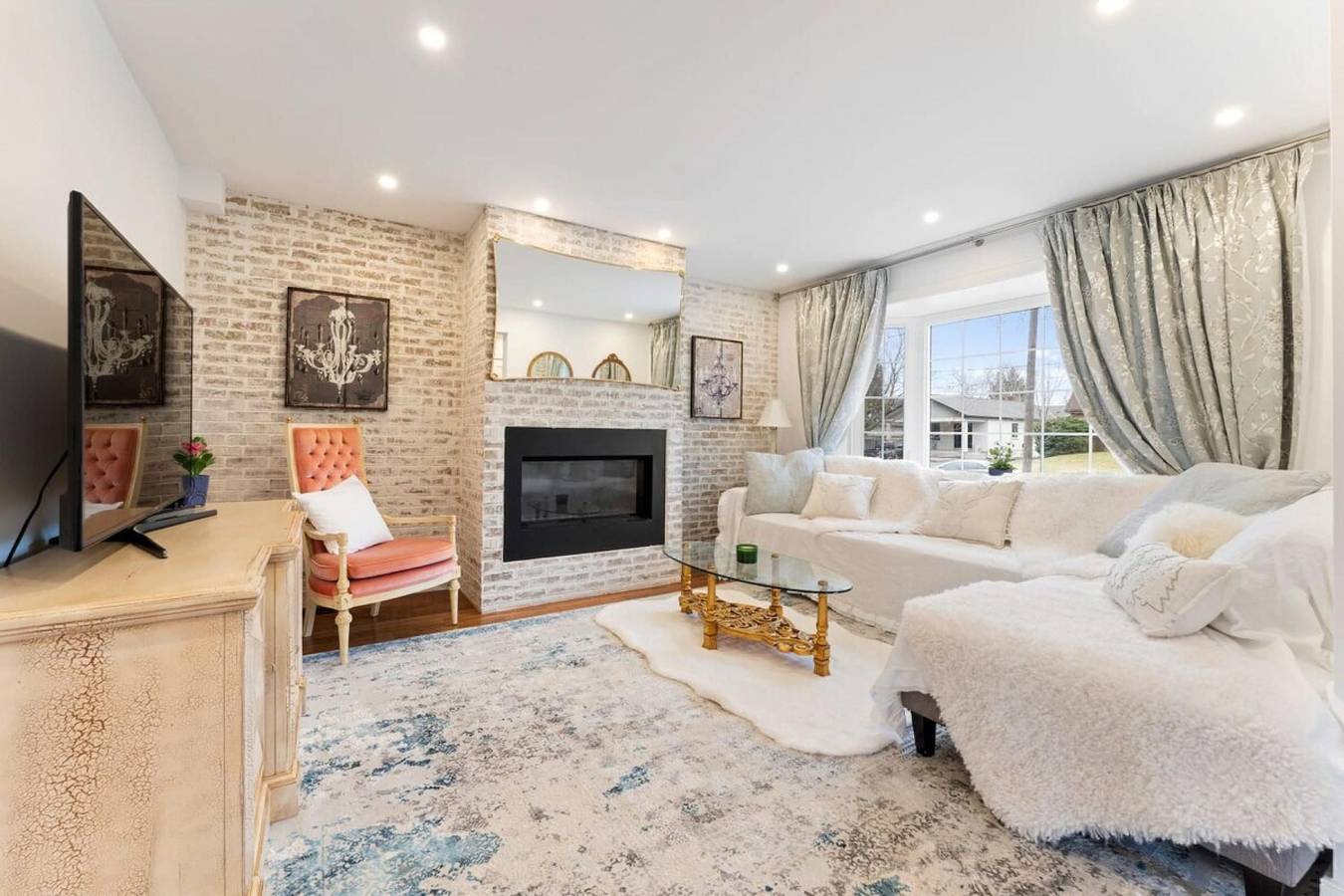 Spacious 2bdrm home in Burlington in Burlington (Ontario), Lake Ontario (Canada)