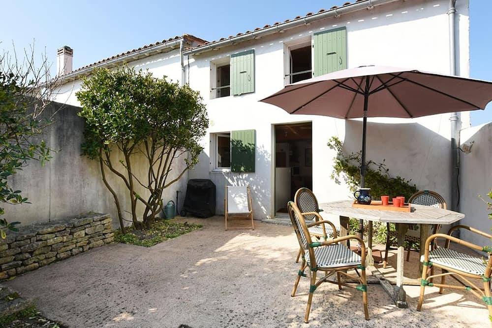 Casa antigua con encanto en el centro de Saint Clément des Baleines, cerca de la playa y equipada in Saint-Clément-des-Baleines, Isla de Ré