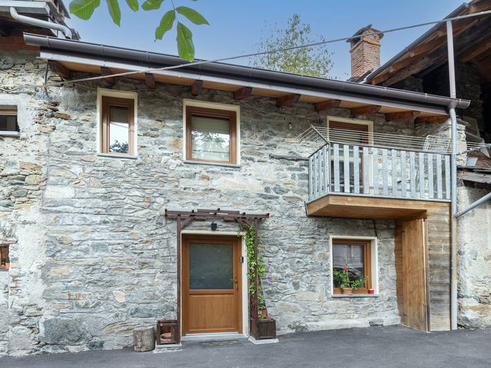 Location de vacances pour 5 personnes, avec Balcon ainsi que Terrasse et Jardin dans Fénis