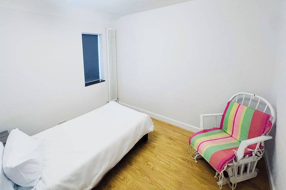 A 4-bed house, for families / groups seeking comfort. 45mins to central London. in Elstree and Borehamwood, Hertfordshire