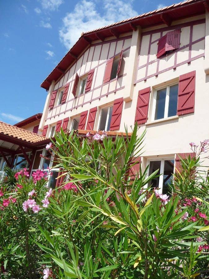 Parc de vacances pour 5 personnes, avec Terrasse ainsi que Jardin et Piscine dans 