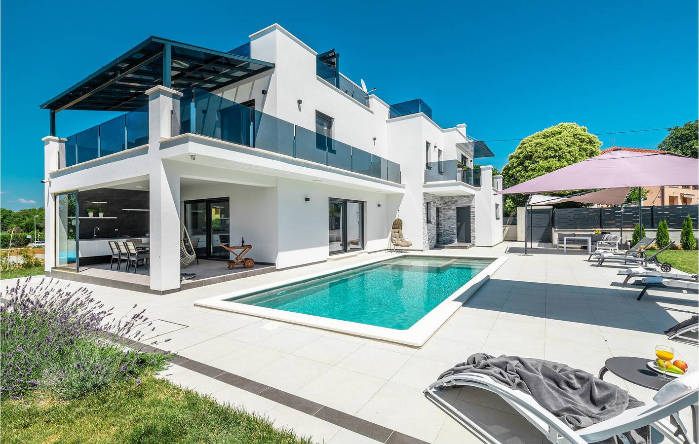 Apartment am Meer mit Pool, Terrasse und WLAN – 2,5 km vom Strand entfernt in Poreč, Grad Poreč