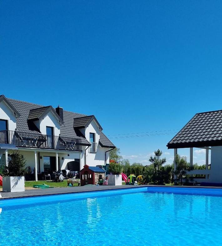 Ferienwohnung für 6 Personen, mit Balkon und Terrasse sowie Garten und Pool in Przewłoka