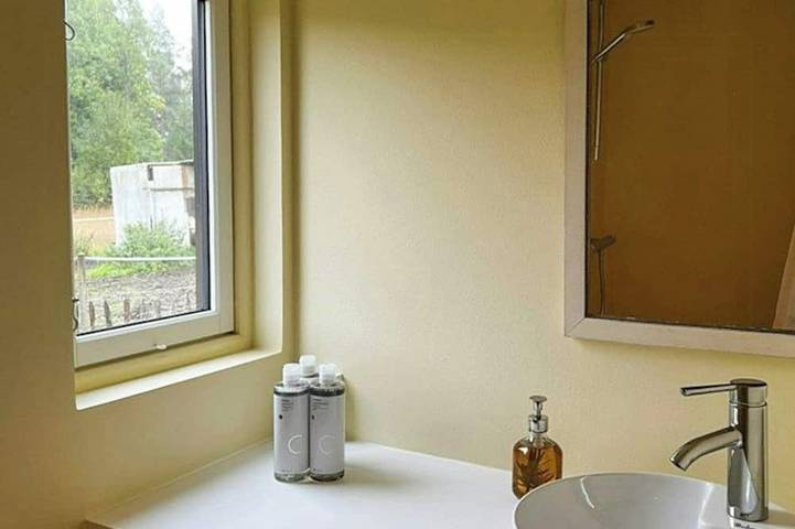 Ein Mikrohaus in einem Rosengarten auf einem kleinen Bauernhof in Frogn