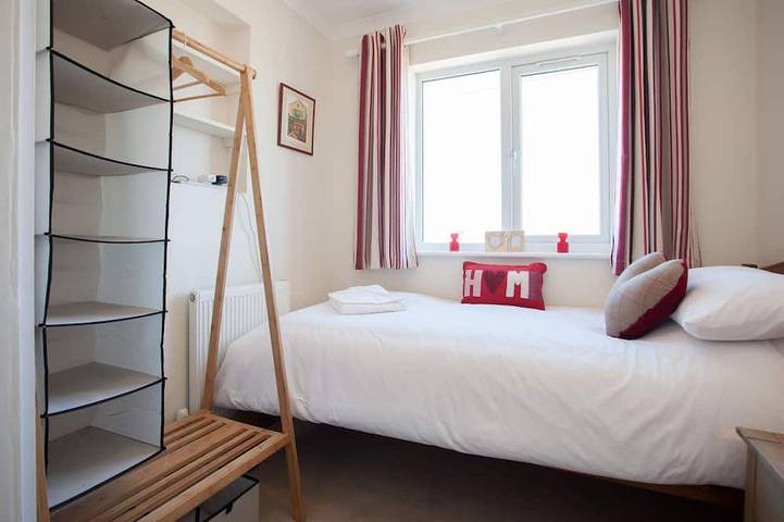 Fabulous  coastal 6 bedroom 4 bathroom  holiday home,  parking and sunny  garden in Telscombe, East Sussex