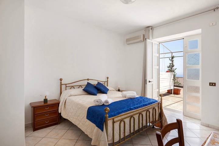 Entire apartment, 'Mitigliano Apartment' with Sea View, Wi-Fi and Air Conditioning in Massa Lubrense, Naples Province