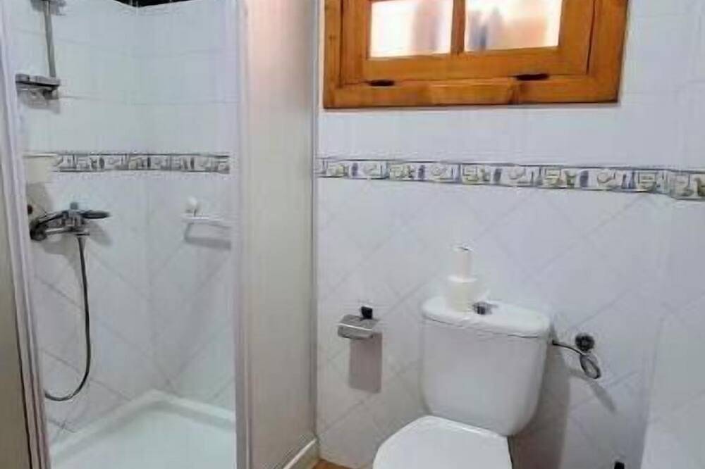 Large and bright room in Vecindario, with extra-large bed in Sardina, Santa Lucía de Tirajana