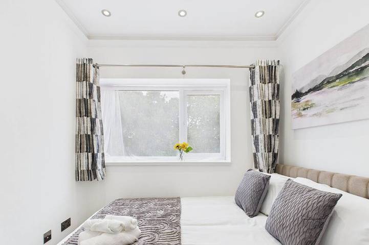 Modern 4 Bedroom Spacious House with Garden and Free Parking in Croydon, London