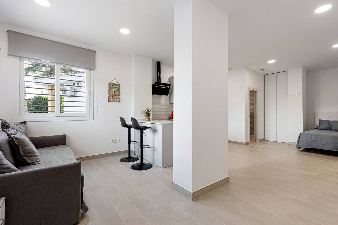 Entire studio, Studio Apartment 'Apartamentos Sealmar 1' with Shared Pool, Wi-Fi and Air Conditioning in Carretera de Cádiz, Malaga