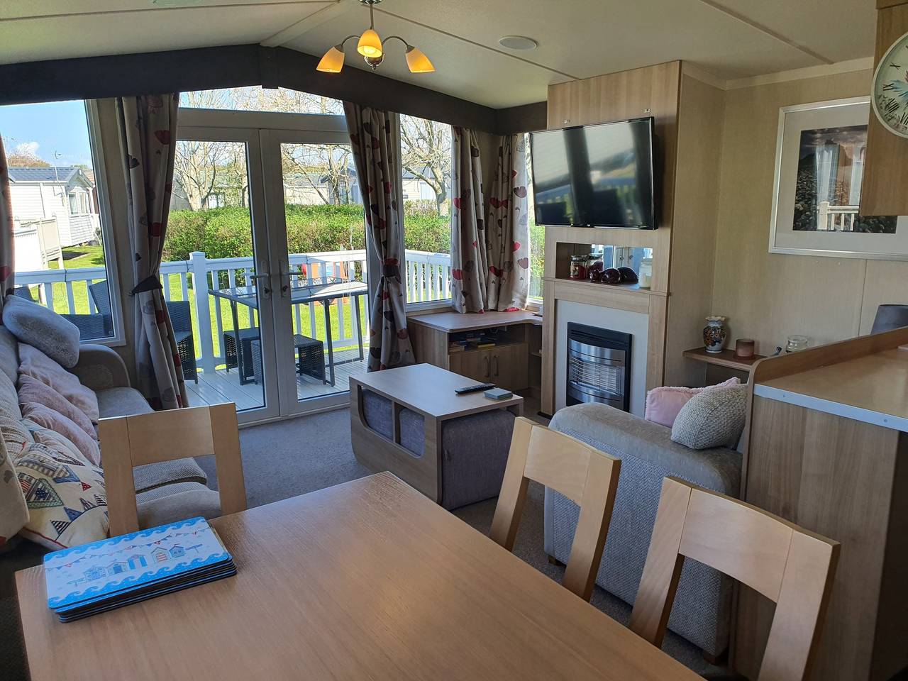 3-Bed Caravan, Sleeps 8 with Enclosed Decking in Thornton-Cleveleys, Lancashire