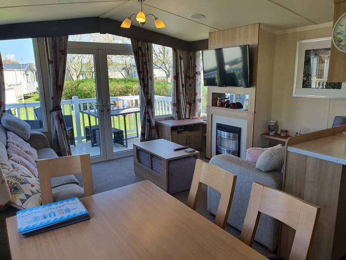 3-Bed Caravan, Sleeps 8 with Enclosed Decking in Thornton-Cleveleys, Lancashire