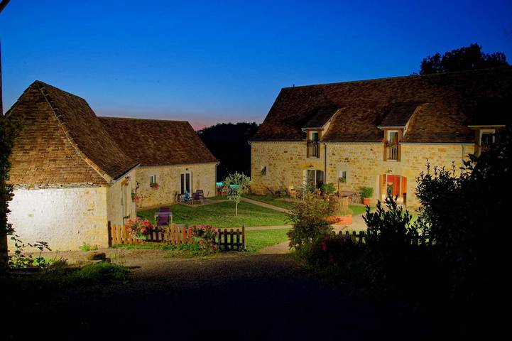 Gîte pour 18 personnes, avec terrasse ainsi que jardin et piscine