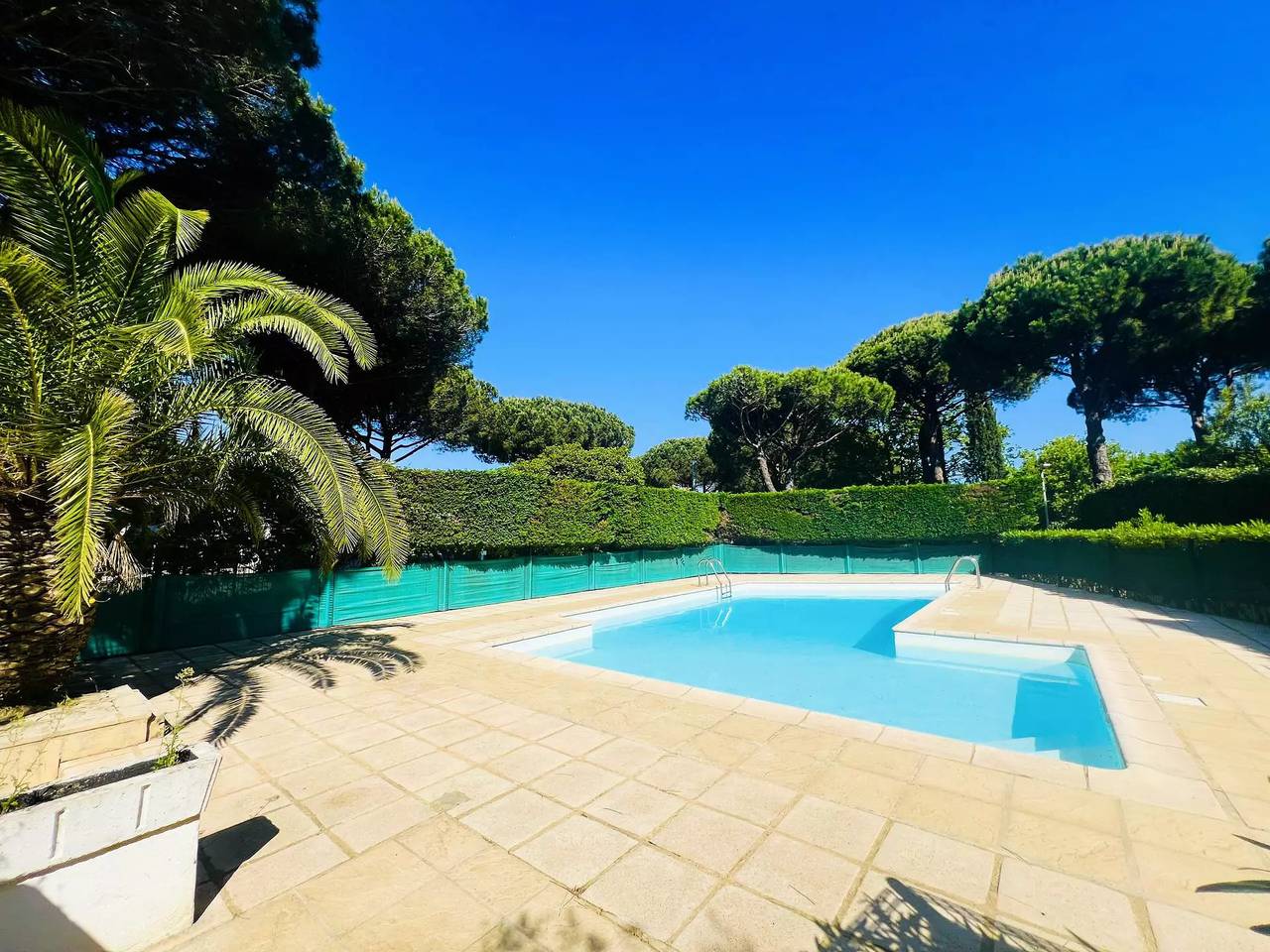 Entire apartment, Air-conditioned apartment in residence with swimming pool in La Grande-Motte, Mediterranean Coast (France)