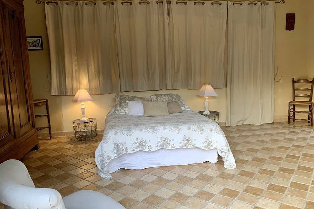 Air-conditioned cottage at a farmer's farm producing fruit from olive trees in Boulbon, Arles region