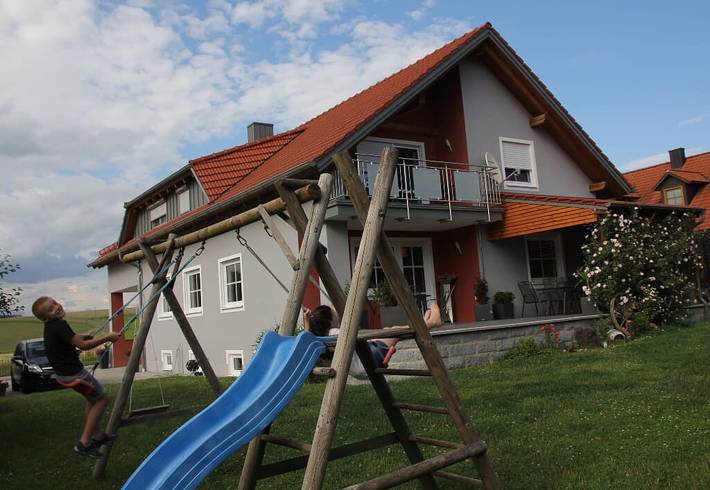 Ferienwohnung für 6 Personen, mit Balkon/Terrasse und Terrasse sowie Garten in Oberviechtach