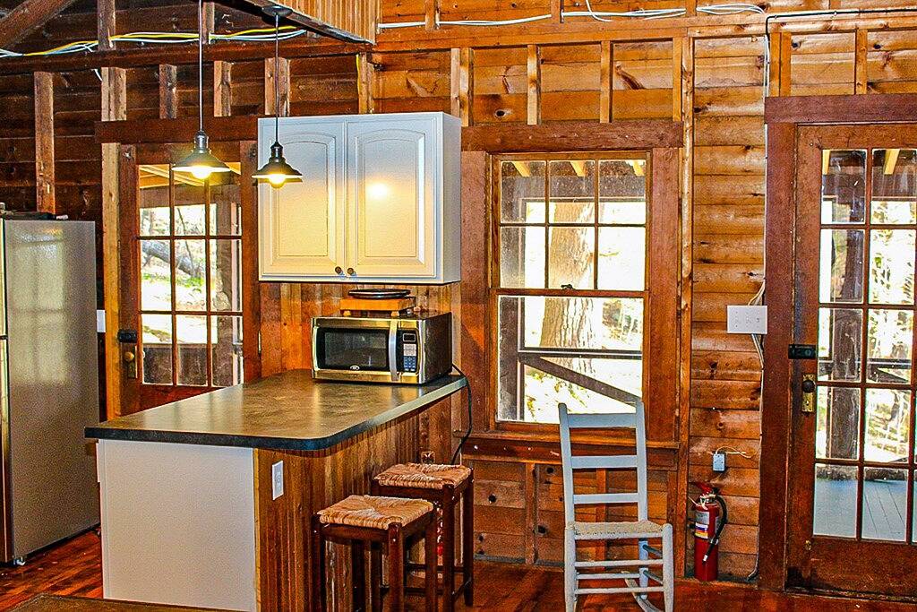 Cozy cottage near Lake Kanasatka with kayaks , dog-friendly in Moultonborough, Lake Winnipesaukee
