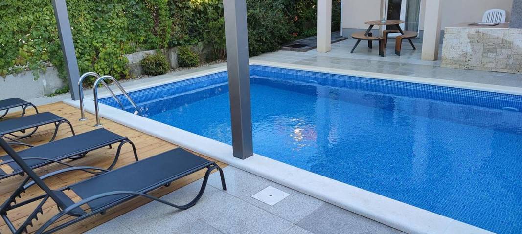 Villa pour 5 personnes, avec vue ainsi que jardin et piscine à Solin