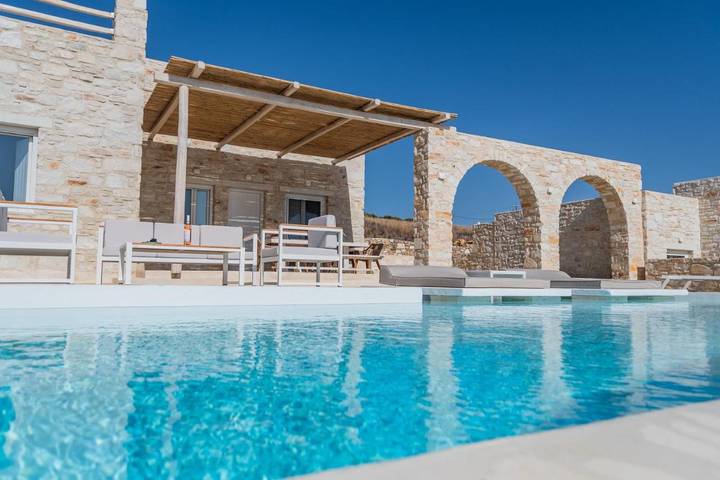 Villa pour 4 personnes, avec Terrasse et Jardin ainsi que Bassin pour enfant et Piscine