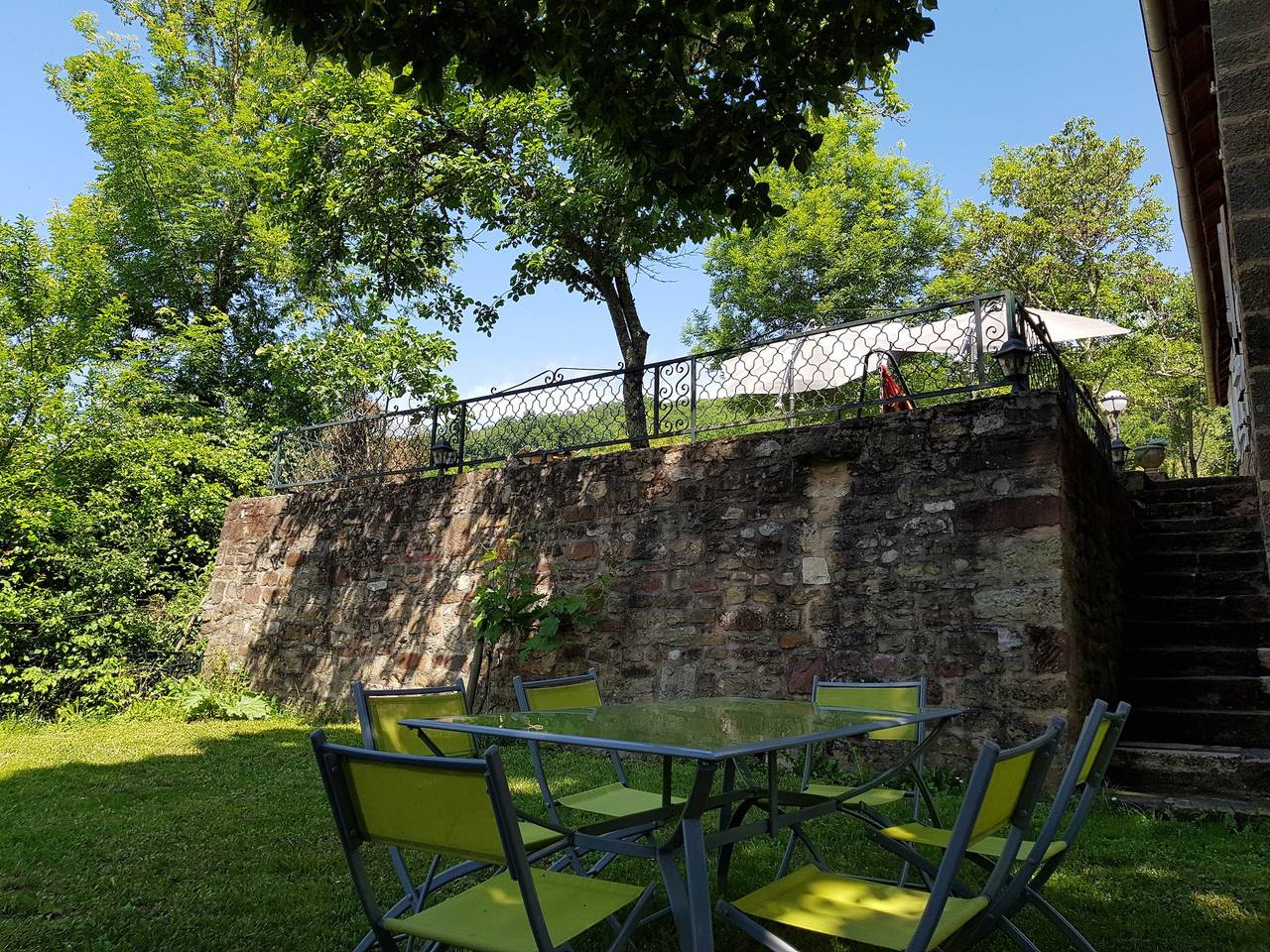 Holiday Home 'Les Vieilles Treilles' with Private Terrace, Garden, and Air Conditioning in Noailhac, Brive-la-Gaillarde region