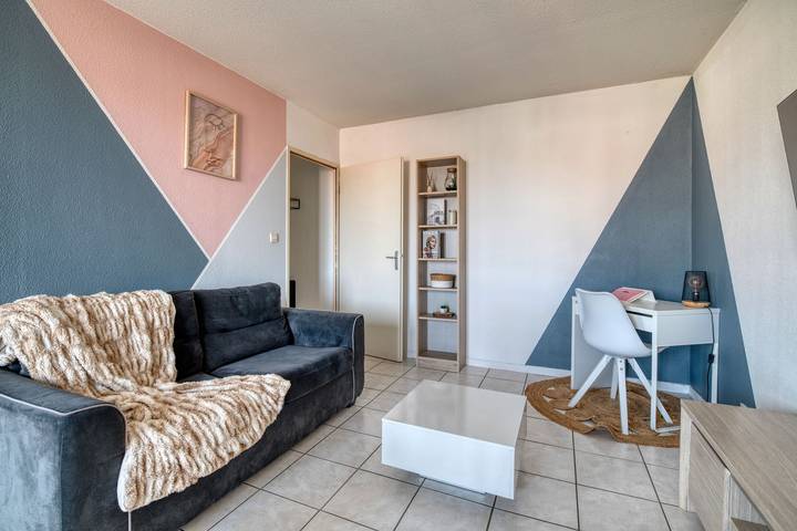 Entire apartment, Holiday Apartment "Spacieux Proche Aéroport Et Airbus" with Shared Heated Pool & Wi-Fi in Toulouse, Toulouse region