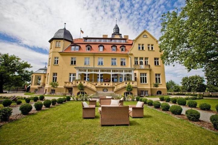 Hotel, mit Terrasse und Garten sowie Sauna in Kuhlen-Wendorf