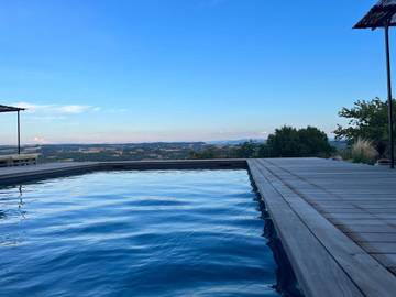 Location de vacances pour 13 personnes, avec terrasse ainsi que vue et piscine à Châteauneuf-de-Galaure