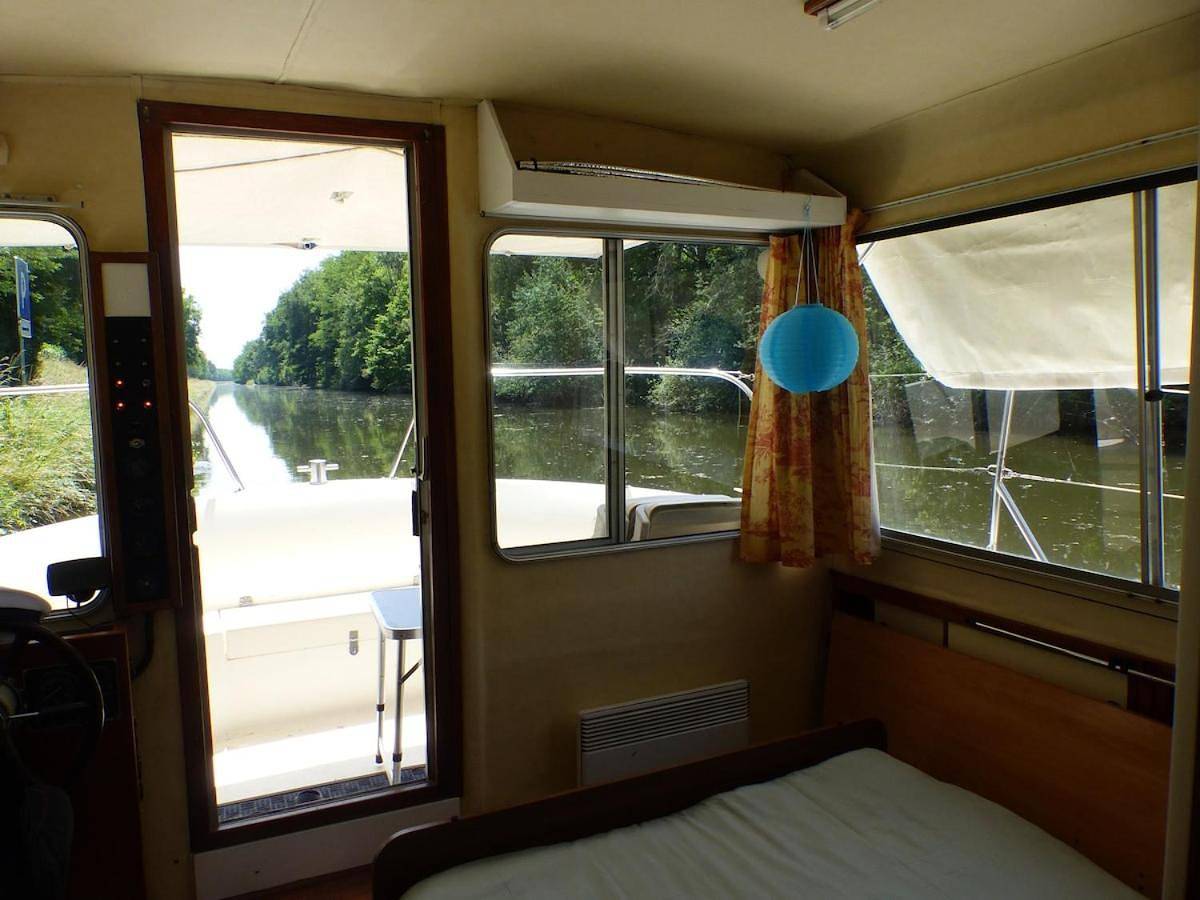 Nuitée insolite aux berges d'un canal tranquille in Luneau, Région de Vichy