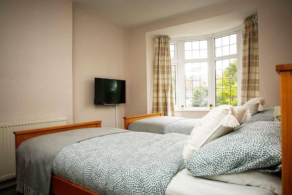 Idyllic 2 bedroom Canal facing Cottage in Hopwas in Drayton Manor Park, Staffordshire