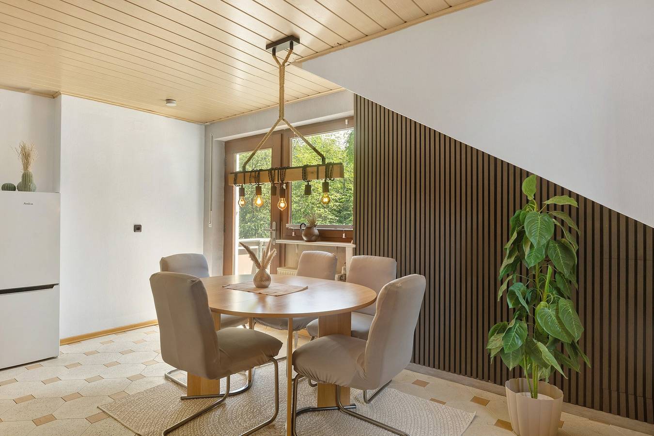 Entire apartment, Apartment 'Wohung Zum Ausblick' with Mountain View, Balcony and Wi-Fi in Plettenberg, Märkischer Kreis