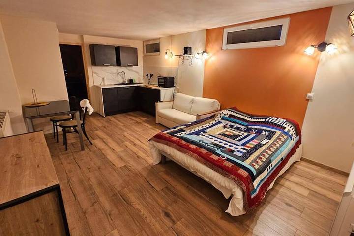 Gîte pour 3 personnes, avec jardin et terrasse, animaux acceptés à La Balme-de-Sillingy - 2