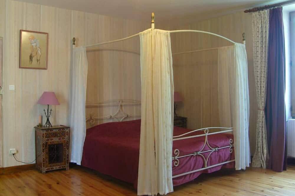 Manoir les Aliberts (1,5 hectares de parc arboré, piscine, billard, babyfoot...) in Martiel, Aveyron